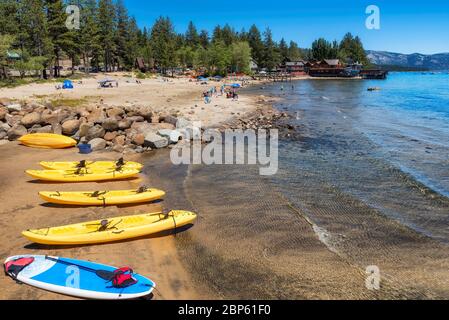 Strandausrüstung und Kajaks in Lake Tahoe, Kalifornien Stockfoto