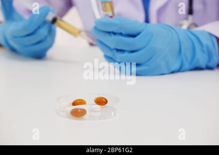 Nahaufnahme der Hände von Medizin und Laborant mit Syring auf Hintergrund. Stockfoto