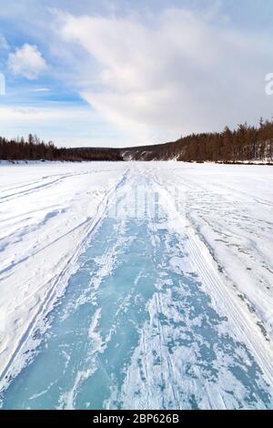 Wintereisstraße am Fluss Chulman in Süd-Jakutien, Russland Stockfoto