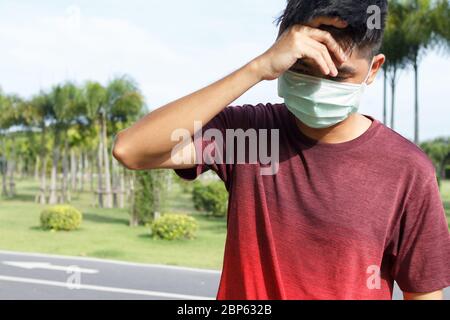 Der Mann ist müde von einer Trainingsruhe. Mann Sportler leiden Kopfschmerzen und Schwindel. Stockfoto