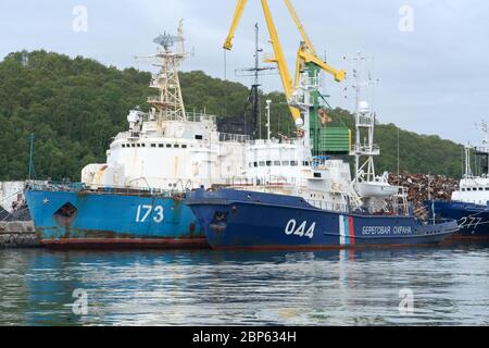 Kriegsschiffe Küstenwache der Grenzwache Service des russischen FSB an der Pier im Seehafen Petropawlowsk-Kamtschatski verankert. Pazifik, Halbinsel Kamtschatka Stockfoto