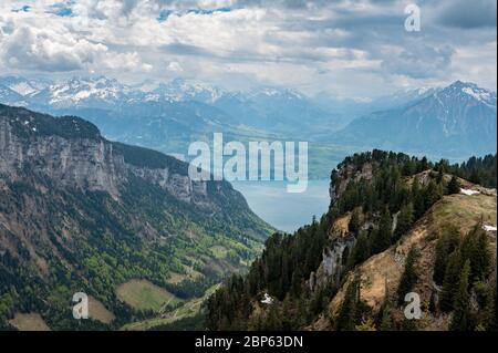 Blick vom Oberbergli am Sigriswiler Grat ins Justistal und den Thunersee Stockfoto