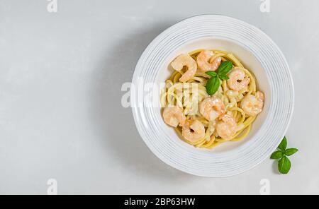 Bucatini italienische Spaghetti Pasta mit Knoblauchcreme-Sauce und Garnelen Stockfoto