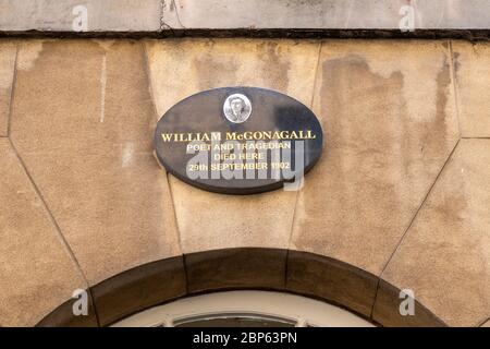 Gedenktafel für den Dichter und Tragödiener von William McGonagall am Gebäude, wo er in der South College Street, Edinburgh, Schottland, Großbritannien starb Stockfoto