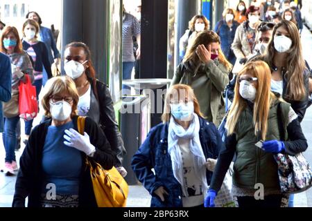 Mailand, Italien. Mai 2020. Mailand, Phase 2, Coronavirus Notfall, Pendler am Nordbahnhof Cadorna, Züge (Maurizio Maule/Fotograf, Mailand - 2020-05-18) p.s. la foto e' utilizabile nel rispetto del contesto in cui e' stata scattata, e senza intento diffamatorio del decoro delle persone rapppresentate Quelle: Independent Photo Agency Srl/Alamy Live News Stockfoto