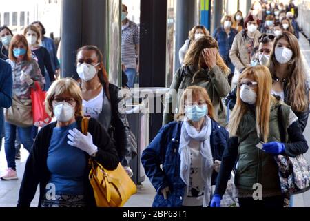 Mailand, Italien. Mai 2020. Mailand, Phase 2, Coronavirus Notfall, Pendler am Nordbahnhof Cadorna, Züge (Maurizio Maule/Fotograf, Mailand - 2020-05-18) p.s. la foto e' utilizabile nel rispetto del contesto in cui e' stata scattata, e senza intento diffamatorio del decoro delle persone rapppresentate Quelle: Independent Photo Agency Srl/Alamy Live News Stockfoto