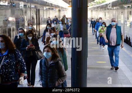 Mailand, Italien. Mai 2020. Mailand, Phase 2, Coronavirus Notfall, Pendler am Nordbahnhof Cadorna, Züge (Maurizio Maule/Fotograf, Mailand - 2020-05-18) p.s. la foto e' utilizabile nel rispetto del contesto in cui e' stata scattata, e senza intento diffamatorio del decoro delle persone rapppresentate Quelle: Independent Photo Agency Srl/Alamy Live News Stockfoto