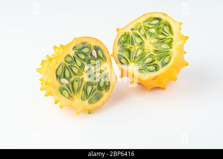 Kiwano oder gehörnte Melone isoliert auf weißem Hintergrund mit Kopierraum für Ihren Text. Stockfoto