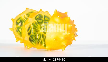 Kiwano oder gehörnte Melone isoliert auf weißem Hintergrund mit Kopierraum für Ihren Text. Stockfoto