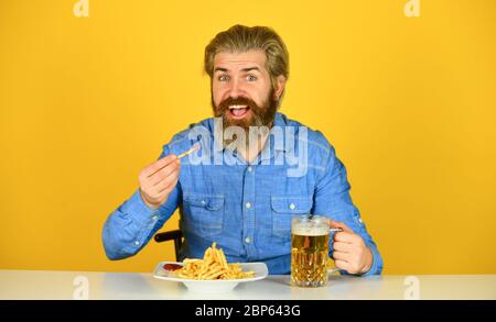 Happy Birthday Bierglas Auf Weissem Hintergrund Stockfotografie Alamy