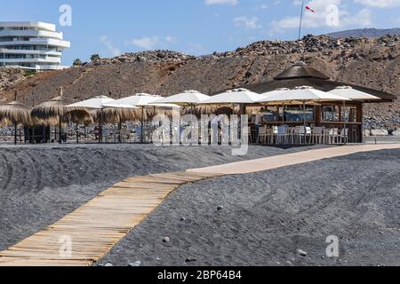 Coqueluche Beach Bar Kiosk bereitet sich auf die Wiedereröffnung am Strand Playa Enramada während der ersten Phase der Deeskalation des Covid 19, Coronavirus, Staat Emerg Stockfoto