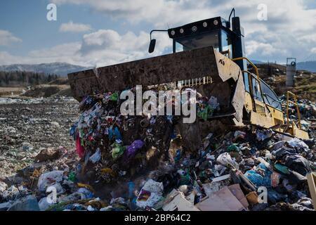 Müllwagen Entladen von Abfällen auf Deponien, Umweltkonzept. Stockfoto