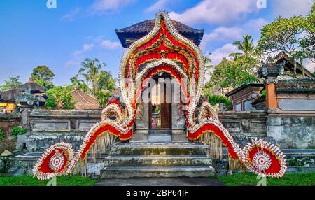 Farbenfrohe und festliche traditionelle balinesische Hochzeitsdekorationen am Eingangstor des Familienhauses der Braut, in der Nähe von Ubud, Bali. Stockfoto