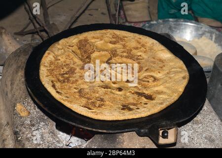 Frisches pakistanisches und indisches traditionelles Brot, das mit Weizenmehl hergestellt wird, wird Chapati oder Roati in der lokalen Sprache genannt. Stockfoto