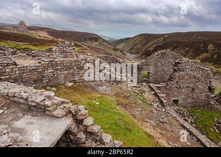 Die überdachlosen Ruinen von Surrender Lead Smelled Mill, Mill Gill, North Yorkshire, England, Großbritannien: Ein geplantes Denkmal und denkmalgeschütztes Gebäude der Klasse II Stockfoto