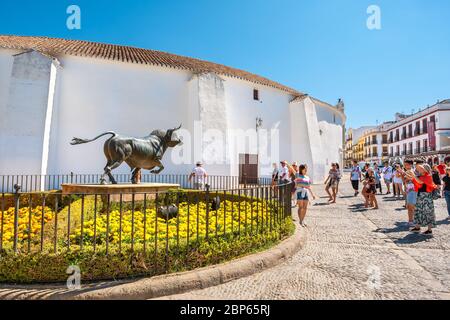 Touristen auf der Plaza de Toros de Ronda in der Nähe einer der ältesten Stierkampfarena Spaniens. Ronda, Andalusien, Spanien Stockfoto