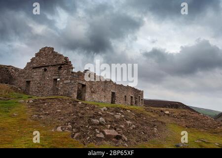 Die überdachlosen Ruinen von Surrender Lead Smelled Mill, Mill Gill, North Yorkshire, England, Großbritannien: Ein geplantes Denkmal und denkmalgeschütztes Gebäude der Klasse II Stockfoto