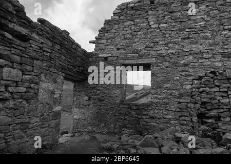 Die überdachlosen Ruinen von Surrender Lead Smelled Mill, Mill Gill, North Yorkshire, England, Großbritannien: Ein geplantes Denkmal und denkmalgeschütztes Gebäude der Klasse II Stockfoto