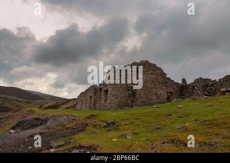 Die überdachlosen Ruinen von Surrender Lead Smelled Mill, Mill Gill, North Yorkshire, England, Großbritannien: Ein geplantes Denkmal und denkmalgeschütztes Gebäude der Klasse II Stockfoto