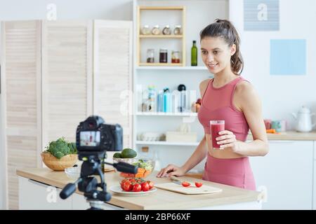 Taille hoch Porträt der fit junge Frau Aufnahme Kochen Video während im Küchenraum stehen, kopieren Raum Stockfoto