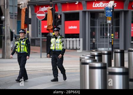 Erhöhte Verkehrspolizei und Sicherheitspersonal am Bahnhof New Street in Birmingham, da die Zugverbindungen im Zuge der Lockerung der Beschränkungen für die Sperrung des Coronavirus zunehmen. Stockfoto