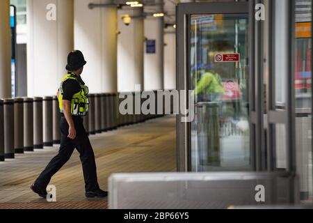 Erhöhte Verkehrspolizei und Sicherheitspersonal am Bahnhof New Street in Birmingham, da die Zugverbindungen im Zuge der Lockerung der Beschränkungen für die Sperrung des Coronavirus zunehmen. Stockfoto