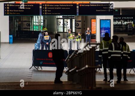 Erhöhte Verkehrspolizei und Sicherheitspersonal am Bahnhof New Street in Birmingham, da die Zugverbindungen im Zuge der Lockerung der Beschränkungen für die Sperrung des Coronavirus zunehmen. Stockfoto