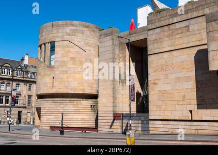 National Museum of Scotland von der Ecke Chambers Street und George IV Bridge in Edinburgh, Schottland, Großbritannien Stockfoto