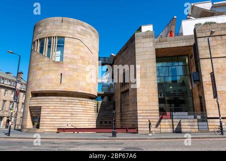 National Museum of Scotland von der Ecke Chambers Street und George IV Bridge in Edinburgh, Schottland, Großbritannien Stockfoto