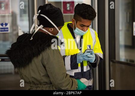 Erhöhte Sicherheit am Bahnhof New Street in Birmingham, da die Zugverbindungen im Zuge der Lockerung der Beschränkungen für die Sperrung des Coronavirus zunehmen. Stockfoto