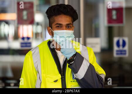 Erhöhte Sicherheit am Bahnhof New Street in Birmingham, da die Zugverbindungen im Zuge der Lockerung der Beschränkungen für die Sperrung des Coronavirus zunehmen. Stockfoto