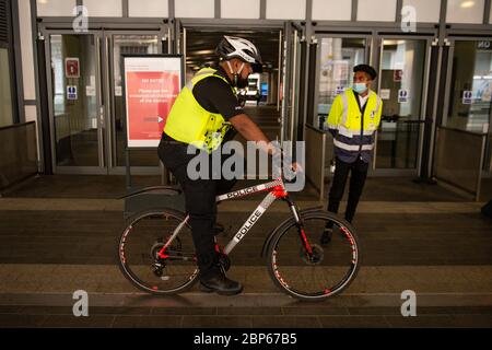 Erhöhte Verkehrspolizei und Sicherheitspersonal am Bahnhof New Street in Birmingham, da die Zugverbindungen im Zuge der Lockerung der Beschränkungen für die Sperrung des Coronavirus zunehmen. Stockfoto