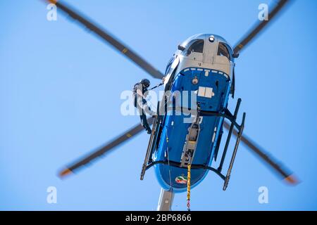 Waldbrand im deutsch-niederländischen Grenzgebiet bei Niederkrüchten-Elmpt, in einem Naturschutzgebiet, Einsatz von Feuerwehrhubschraubern, Airbus H145 , o Stockfoto