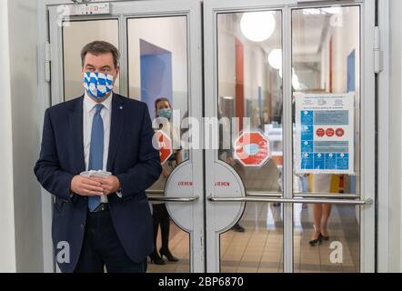 München, Deutschland. Mai 2020. Markus Söder (CSU), Ministerpräsident von Bayern, besucht die Kirchenschule. Die 1. Klasse, die 5. Klasse der weiterführenden Schulen sowie die 5. Und 6. Klasse der weiterführenden modernen Schulen und Gymnasien kehren in die Schulen zurück. Quelle: Peter Kneffel/dpa/Alamy Live News Stockfoto