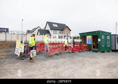 Carrigaline, Cork, Irland. 18. Mai 2020.am ersten Tag der ersten Phase mit der Lockerung der Covid-19 Einschränkungen arbeitet Schlange an der Temperatur testigg Station auf der Astra Baustelle in Janeville, Carrigaline, Co. Cork, Irland. - Credit; David Creedon / Alamy Live News Stockfoto