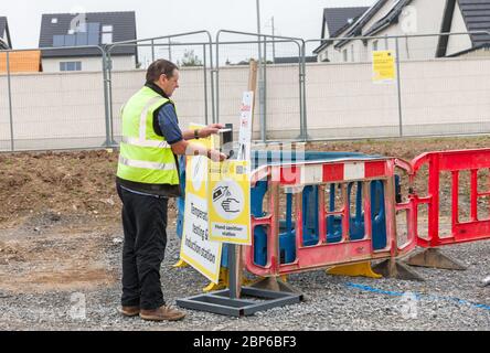 Carrigaline, Cork, Irland. Mai 2020. Am ersten Tag der ersten Phase mit der Lockerung der Covid-19-Beschränkungen kommt ein Arbeiter an der Temperaturprüfstation auf der Astra-Baustelle in Janeville, Carrigaline, Co. Cork, Irland. - Credit; David Creedon / Alamy Live News Stockfoto