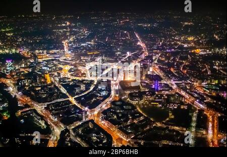 Luftaufnahme der Bochumer Innenstadt mit Weihnachtsmarkt, Nachtflug über Bochum, Bochum, Ruhrgebiet, Deutschland Stockfoto