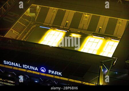 Luftaufnahme von Signal Iduna Park Dortmund, Westfalenstadion, BVB-Dortmund, Nachtaufnahme, Dortmund, Ruhrgebiet, Nordrhein-Westfalen, Deutschland Stockfoto