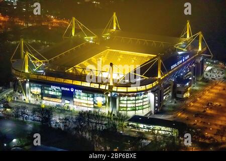 Luftaufnahme von Signal Iduna Park Dortmund, Westfalenstadion, BVB-Dortmund, Nachtaufnahme, Dortmund, Ruhrgebiet, Nordrhein-Westfalen, Deutschland
