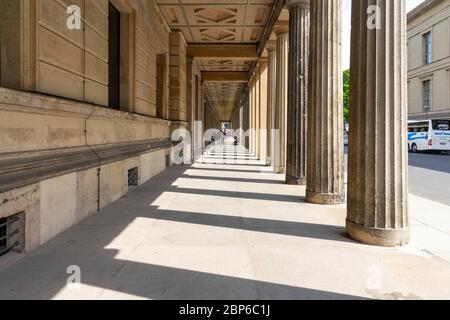 BERLIN - Mai 01, 2019: Die gewölbte Gehwege rund um einen Innenhof der Alten Nationalgalerie (Alte Nationalgalerie). Stockfoto