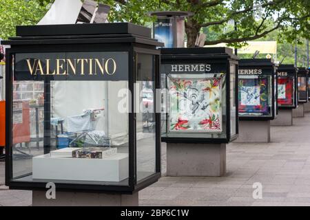 BERLIN - Juni 05, 2016: Außenwerbung auf der berühmten Einkaufsstraße von Berlin - Kurfürstendamm. Stockfoto