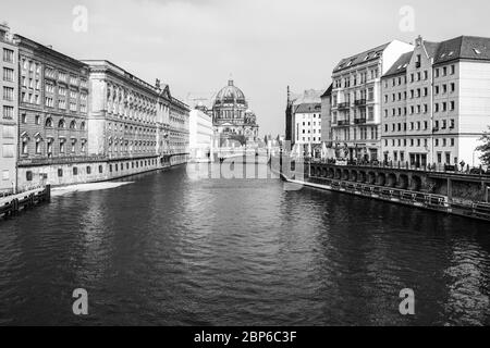 BERLIN - Mai 01, 2019: Die Spree und den Berliner Dom (Berliner Dom) im Hintergrund. Schwarz und Weiß. Stockfoto