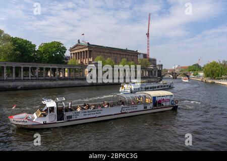 BERLIN - Mai 01, 2019: Die Alte Nationalgalerie (Alte Nationalgalerie) und der Spree mit einem Boot. Stockfoto