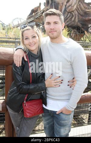 Joey Heindle. Ramona Elsener,Colossus Holzachterbahn Heide Park Soltau bei Hamburg,14.05.2019 (Joey Heindle hatte an diesem Tag auch Geburtstag und kann es mit seiner Freundin im Park verbringen) Stockfoto