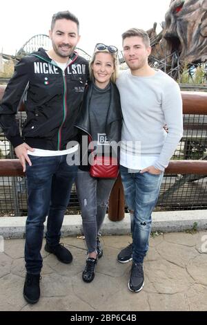 Menderes BagcÄ±, Joey Heindle. Ramona Elsener,Colossus Holzachterbahn Heide Park Soltau bei Hamburg,14.05.2019 (Joey Heindle hatte an diesem Tag auch Geburtstag und kann es mit seiner Freundin im Park verbringen) Stockfoto