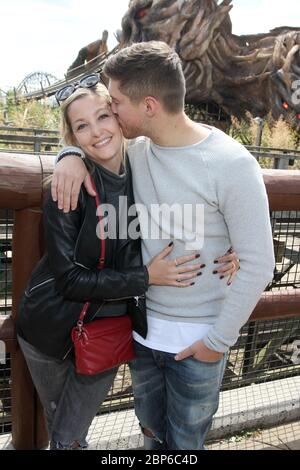 Joey Heindle. Ramona Elsener,Colossus Holzachterbahn Heide Park Soltau bei Hamburg,14.05.2019 (Joey Heindle hatte an diesem Tag auch Geburtstag und kann es mit seiner Freundin im Park verbringen) Stockfoto