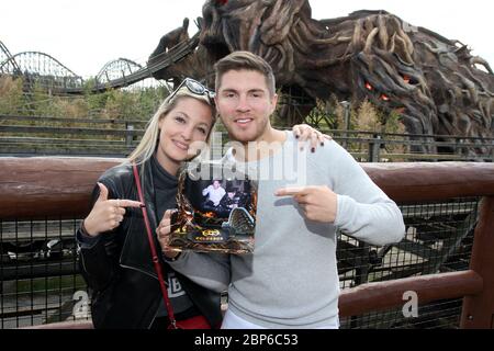 Joey Heindle. Ramona Elsener,Colossus Holzachterbahn Heide Park Soltau bei Hamburg,14.05.2019 (Joey Heindle hatte an diesem Tag auch Geburtstag und kann es mit seiner Freundin im Park verbringen) Stockfoto