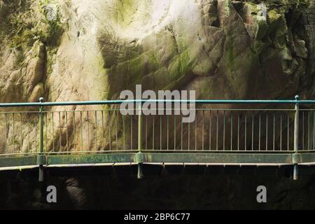 Gehsteig Geländer entlang einer Flussschlucht, Orrido di Bellano, Italien Stockfoto