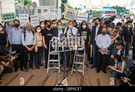 Hongkong, Hongkong, China. Mai 2020. Die Democracy 15 erscheinen nach ihren jüngsten Verhaftungen vor dem Amtsgericht West Kowloon. Die Gruppe umfasst einige der wichtigsten Akteure im Kampf für die Demokratie in Hongkong.die Gruppe trifft die Medien.die Gruppe umfasst Cyd HoÂ Sau-lan, Martin Lee, Yeung Sum, Sin Chung-kai, Albert Ho Chun-yan, Au NOK-hin, Richard Tsoi, Margaret Ng, Jimmy Lai, Lee Cheuk-Yan, Leung Yiu-Chung, Leung Kwok-Hung, Figo Chan, Avery Ng, Raphael Wong. Kredit: Jayne Russell/ZUMA Wire/Alamy Live News Stockfoto