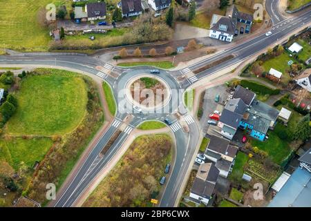 Luftaufnahme, Kreisverkehr Marienheider Straße / Landstraße L 323 / Derschlager Straße / Fumberg, Meinerzhagen, Sauerland, Märkischer Kreis, Nordrhein-Westfalen, Deutschland Stockfoto